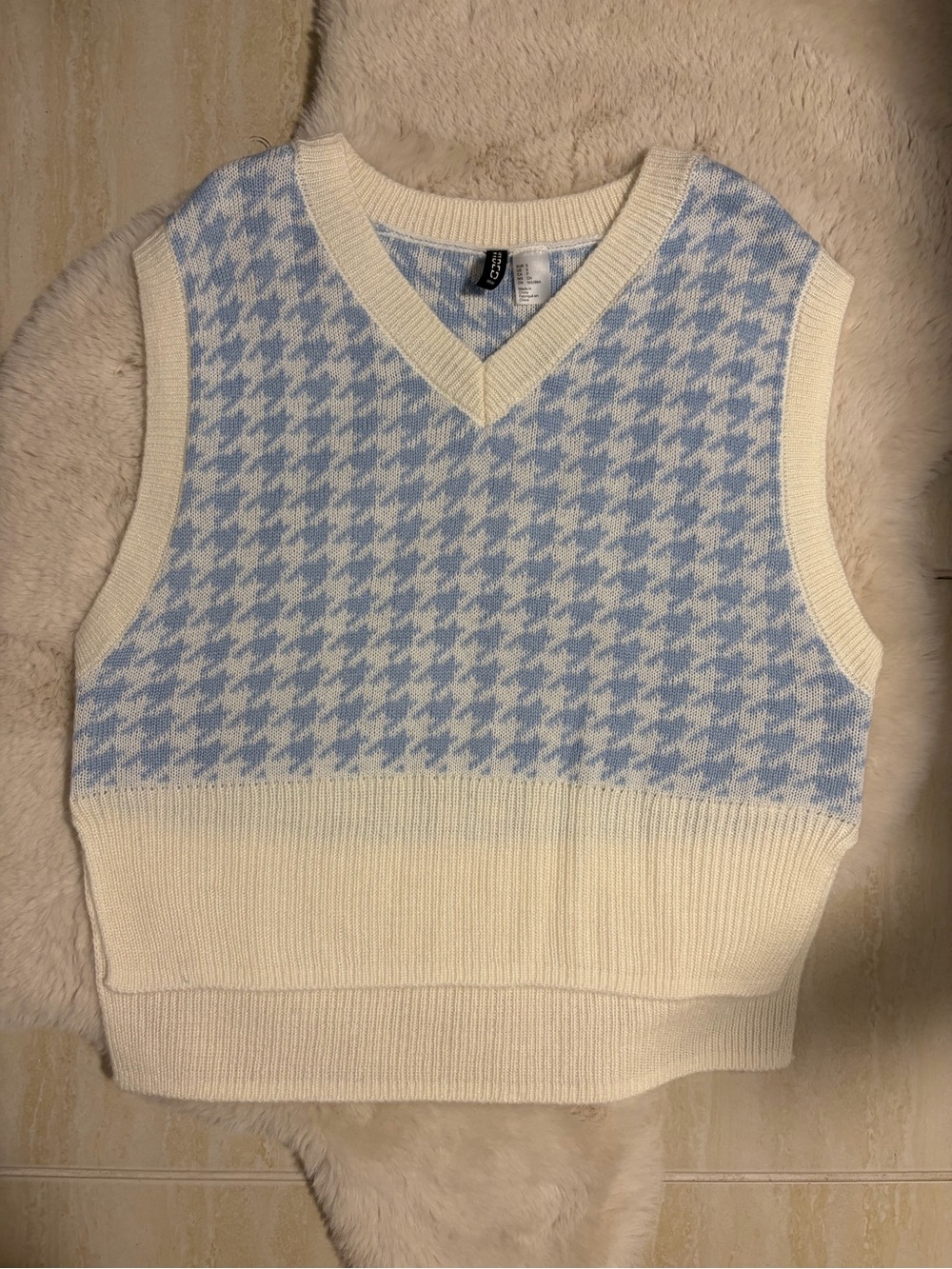 H&M Cream and Light Blue Houndstooth V-Neck Sweater Vest - S